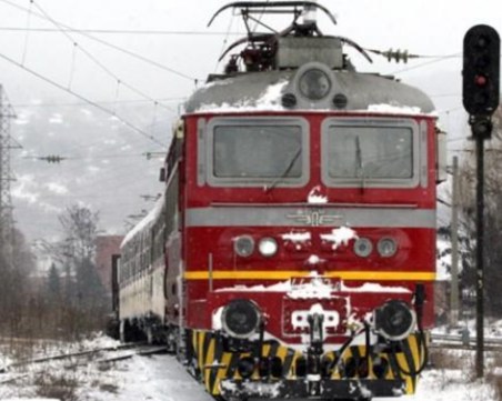 Спряха два влака от София до Варна заради снега