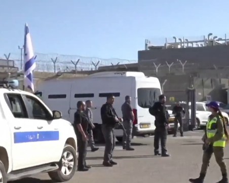 Трета група от 17 души, заложници на 