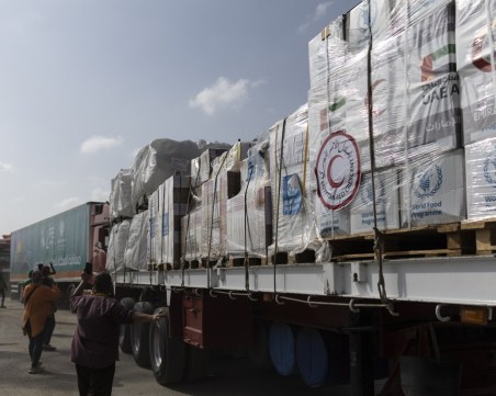Започна най-голямата доставка на помощи за Газа - пристигнали са общо 61 камиона