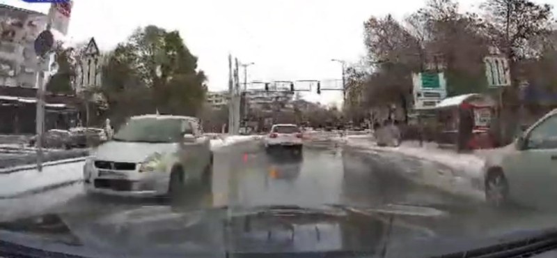 Абсурд! Шофьорка кара в насрещното на оживено кръстовище в Кършияка