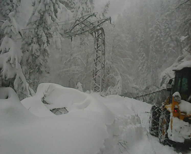 Към момента ситуацията с електрозахранването в засегнатите от снеговалежите райони в