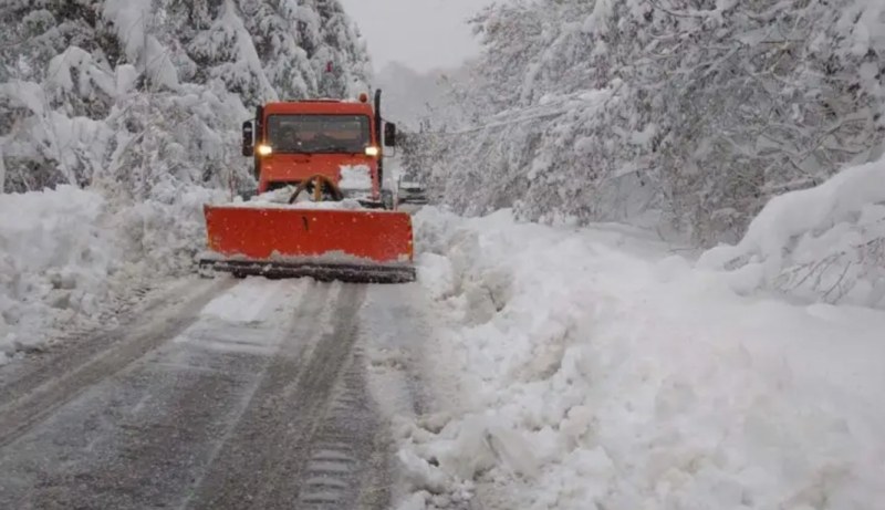 Пътят за Лилково е блокиран има и аварирал снегорин