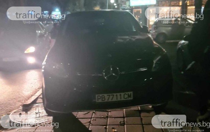 Шофьор паркира Мерцедеса си на тротоар в Кършияка, блокира пешеходците