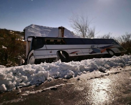 Автобус с работници се обърна върху къща