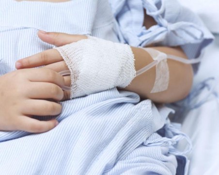 Дете е с опасност за живота, след като майка му го ударила с чаша по главата