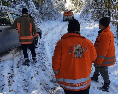 Екип на пожарната евакуираха туристи от хижа над Храбрино
