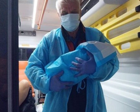 Фелдшер от Айтос изроди бебе в линейката по време на нощно дежурство