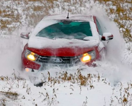 От 26 часа: Двама души са блокирани в автомобила си в снежна преспа