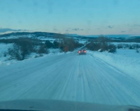 Участък от главния път София-Варна не се вижда от сняг, Търново-Русе блокиран