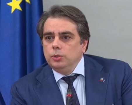 Асен Василев: Радев се поддава на фалшиви новини