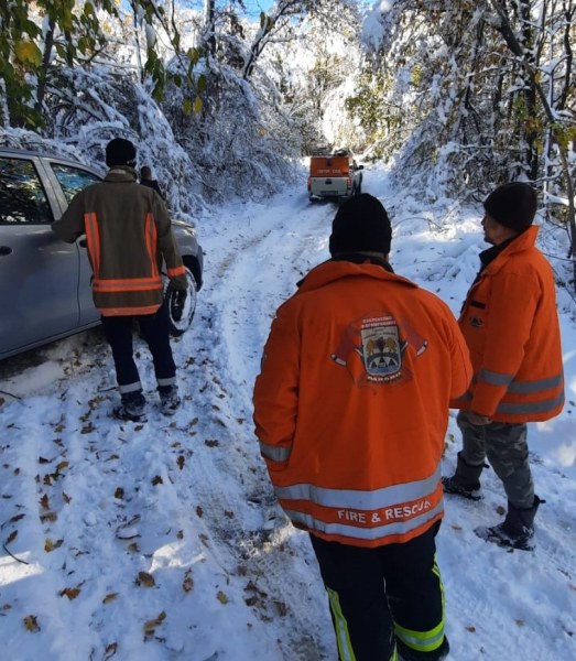 Екип на пожарната евакуираха туристи от хижа над Храбрино