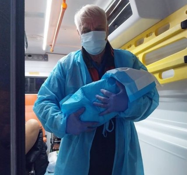 Фелдшер от Айтос изроди бебе в линейката по време на нощно дежурство