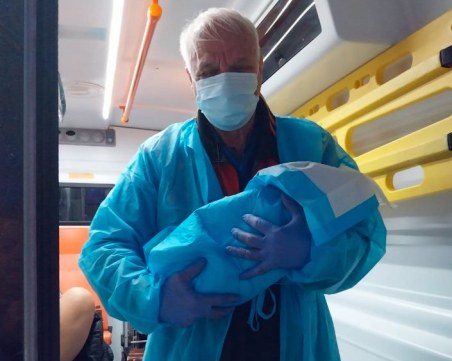 Фелдшер, изродил бебе в линейка: Случвало ми се е около 20 пъти