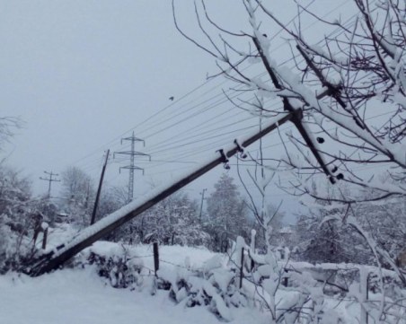 Пуснаха тока на 30 000 семейства в Западна България, още 16 хил. са без ток