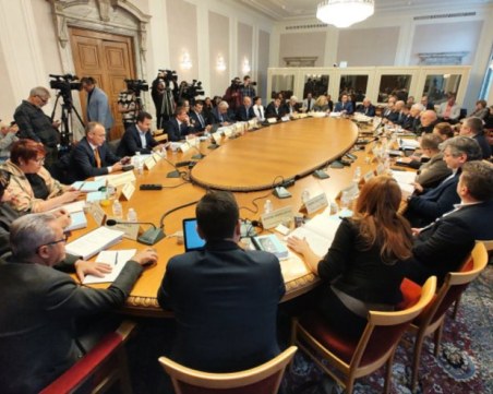 С гласовете на ПП – ДБ, ГЕРБ и ДПС бюджетът бе приет на първо четене в комисията