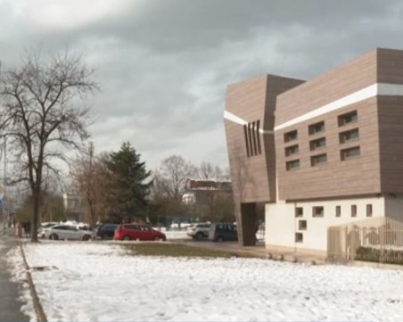 Таксиметров шофьор стреля пред деца в двора на училище в София и избяга