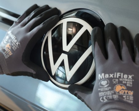 Какви съкращения предприе Volkswagen, за да се справи с конкуренцията?