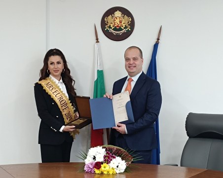 Областният управител отличи Манита Вартан за благотворителните й каузи