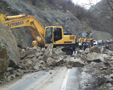 Паднала скала затруднява преминаването през проход „Предела