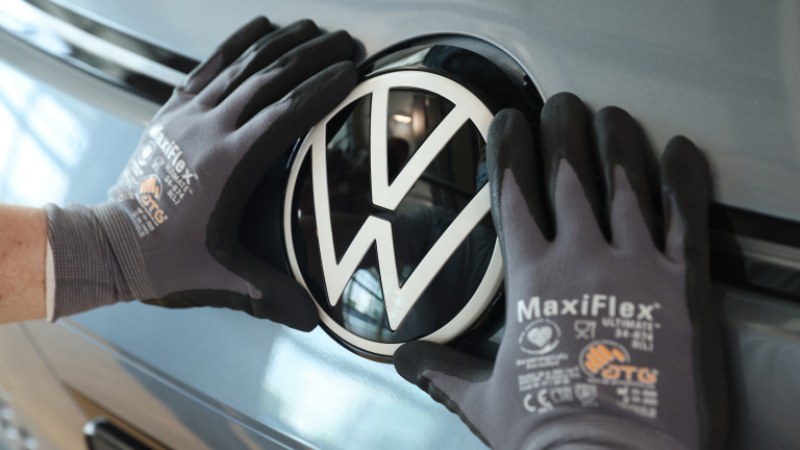 Какви съкращения предприе Volkswagen, за да се справи с конкуренцията?
