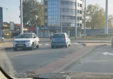Лек автомобил в насрещното изненада пловдивчани пише На бул