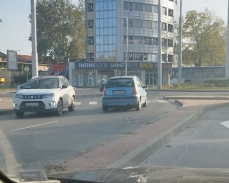Кола се движи в насрещното на кръгово в Пловдив