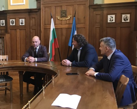 Назначиха Николай Бухалов за зам.-кмет, първата му работа – продава седалки на Асеновград