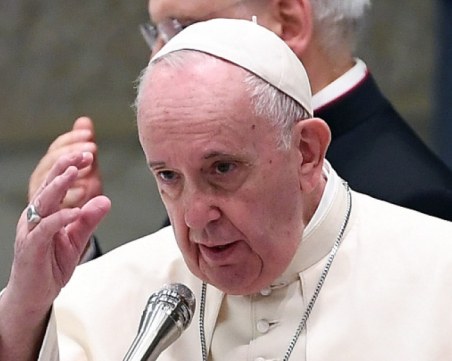 Папа Франциск е с остър инфекциозен бронхит
