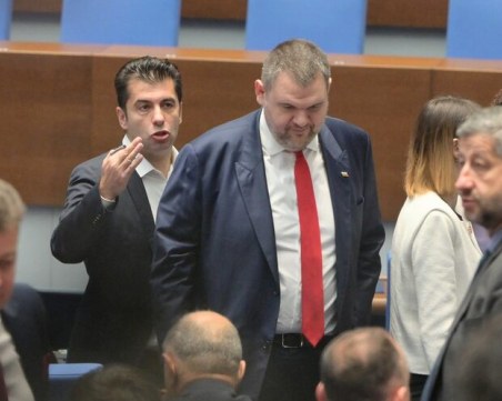 Пеевски и Петков се скараха в пленарната зала