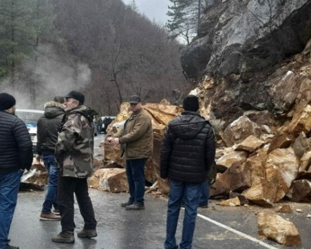 След падане на скала на пътя Девин - Смолян - шофьори сами разчистиха участъка