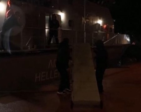 Товарен кораб потъна в Гърция, има загинали