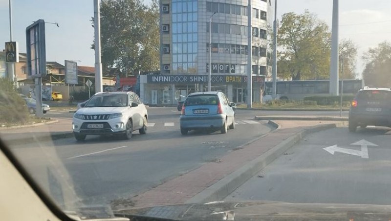 Кола се движи в насрещното на кръгово в Пловдив