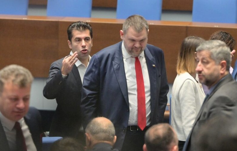 Пеевски и Петков се скараха в пленарната зала