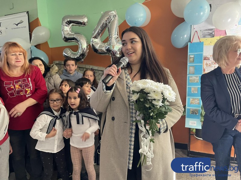 Шампионката Виктория Радева посети своето първо училище в Пловдив, ученици скандираха името й