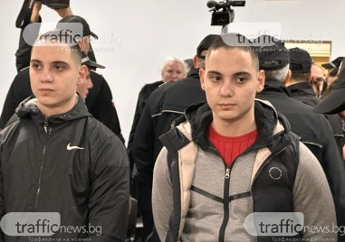 Двамата братя близнаци Борислав и Валентин Динкови влязоха в съдебната зала
