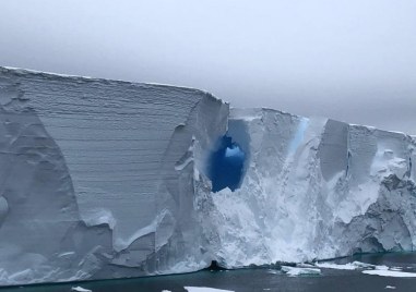 Най големият айсберг в света се отдалечава от водите на Антарктида