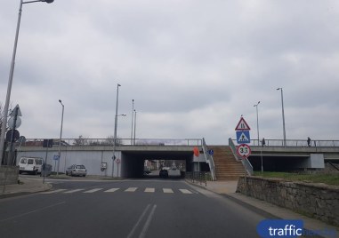 Спират движението за автомобили в участъка под моста на Герджика