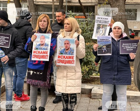Близки на Митко на протест пред съда, искат делото на близнаците да не тръгва