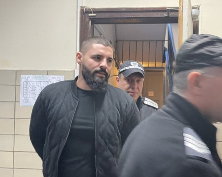 Георги, обезобразил Дебора, иска делото да бъде гледано в друг град