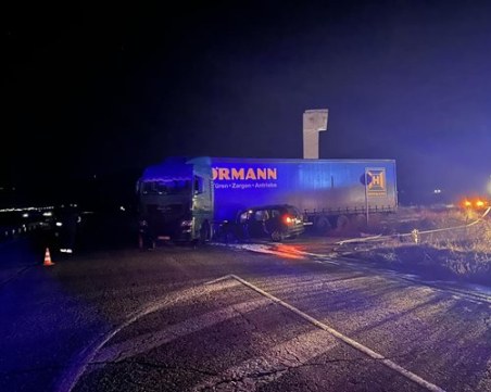 Кола се блъсна в тир между Шипка и Казанлък, двама загинаха