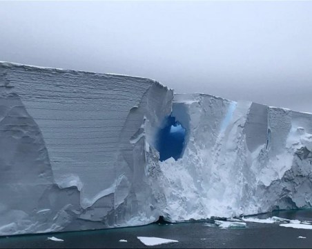 Най-големият айсберг в света се насочи към южната част на Атлантическия океан