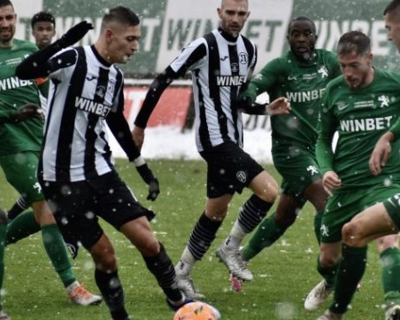 Вижте съставите на Локо и Левски