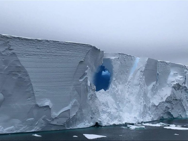 Най-големият айсберг в света се насочи към южната част на Атлантическия океан