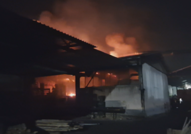 Пожар във фабриката за пелети в казанлъшкото село Дунавци Огънят е