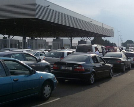 Колона от чакащи хора, коли и автобуси се образува на ГКПП 