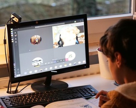 От компютрите децата оглупяват, вместо да поумняват?