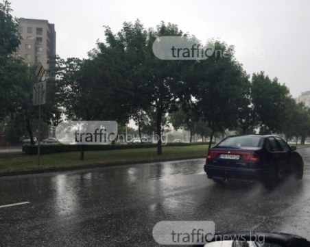 Жълт код за валежи в 12 области у нас утре, на места ще премине в сняг