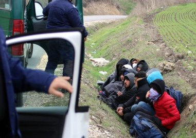 21 мигранти с раници без документи са открити в гориста