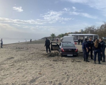 Кола заседна на северния плаж в Бургас