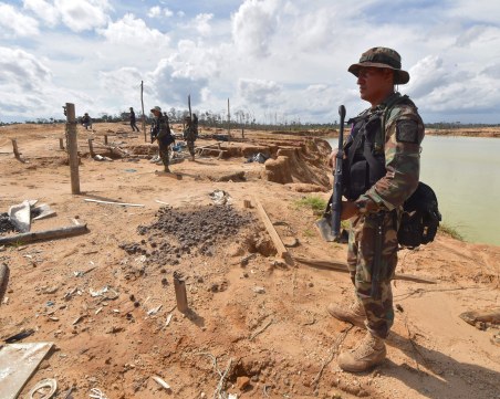 Въоръжени нахлуха в златна мина в Перу и убиха 9 души